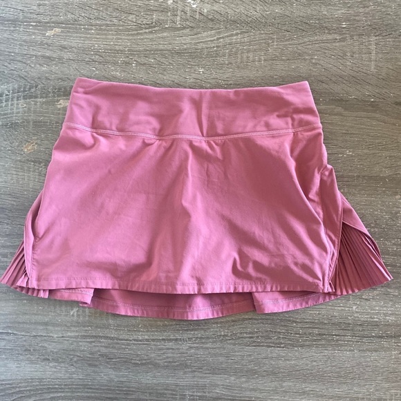 SOLD Lululemon Play Off The Pleats Skirt in Cherry Tint Size 4 - Picture 4 of 8
